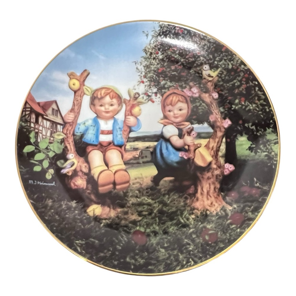 M J Hummel Collector’s Plate Apple Tree Boy and Girl Danbury Mint 1989